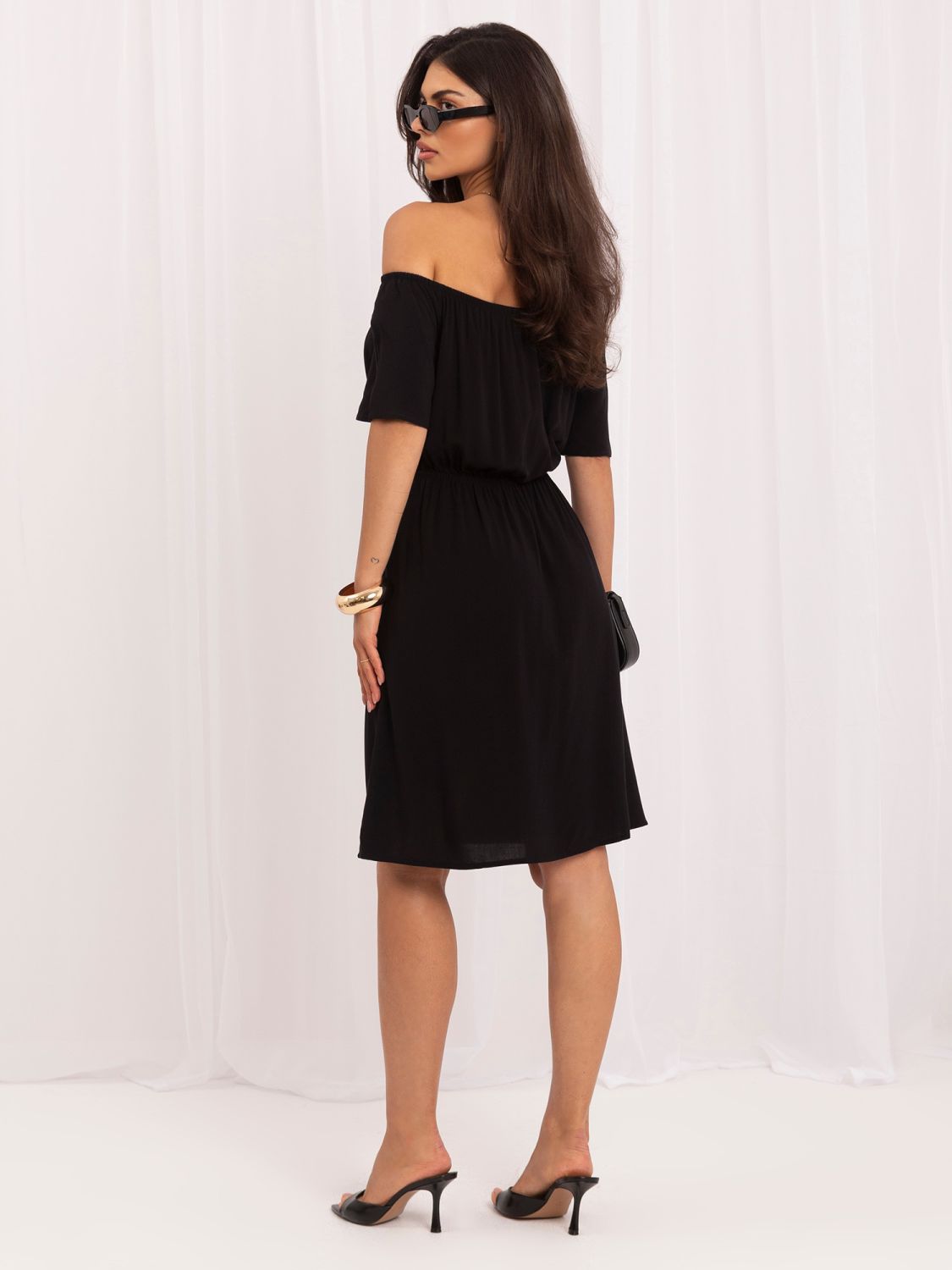 Schwarzes ausgestelltes Sommerkleid mit kurzen Ärmeln und Knöpfen