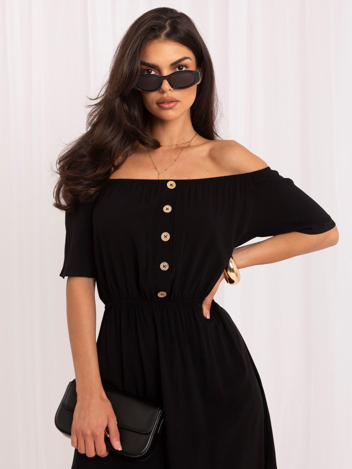 Schwarzes ausgestelltes Sommerkleid mit kurzen Ärmeln und Knöpfen
