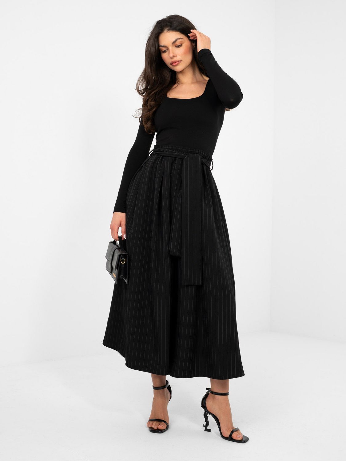 Schwarzer eleganter Midi-Rock mit Gürtel und Taschen