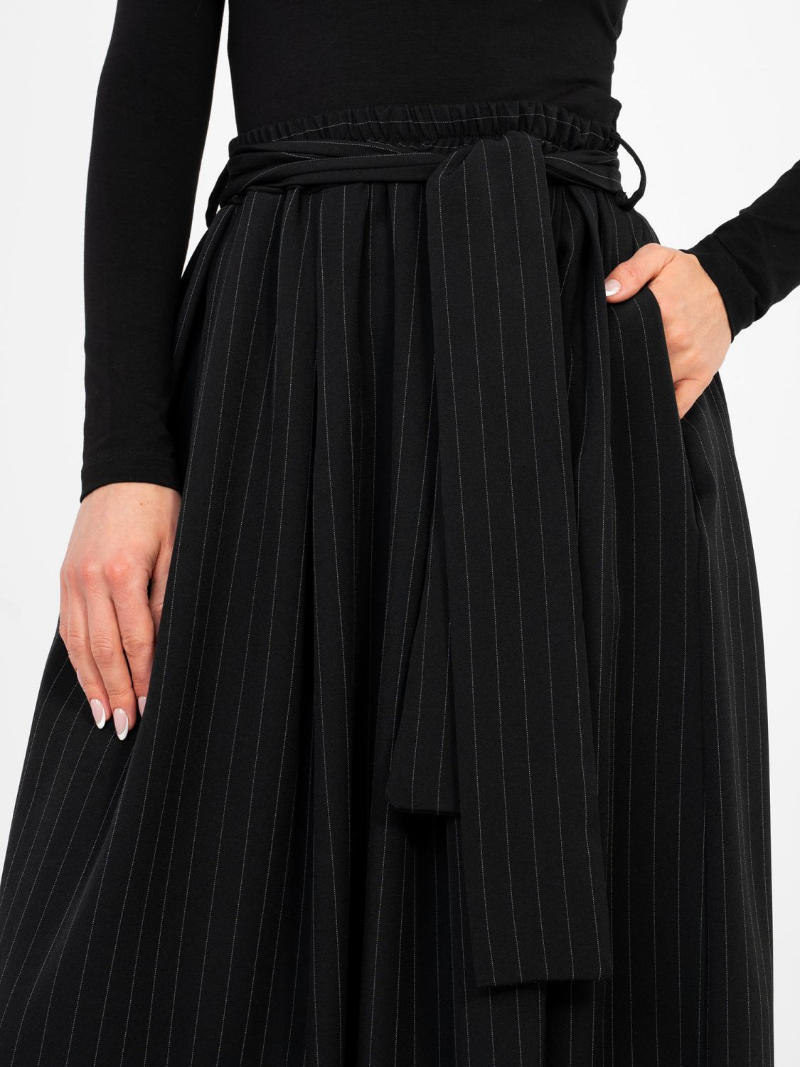 Schwarzer eleganter Midi-Rock mit Gürtel und Taschen