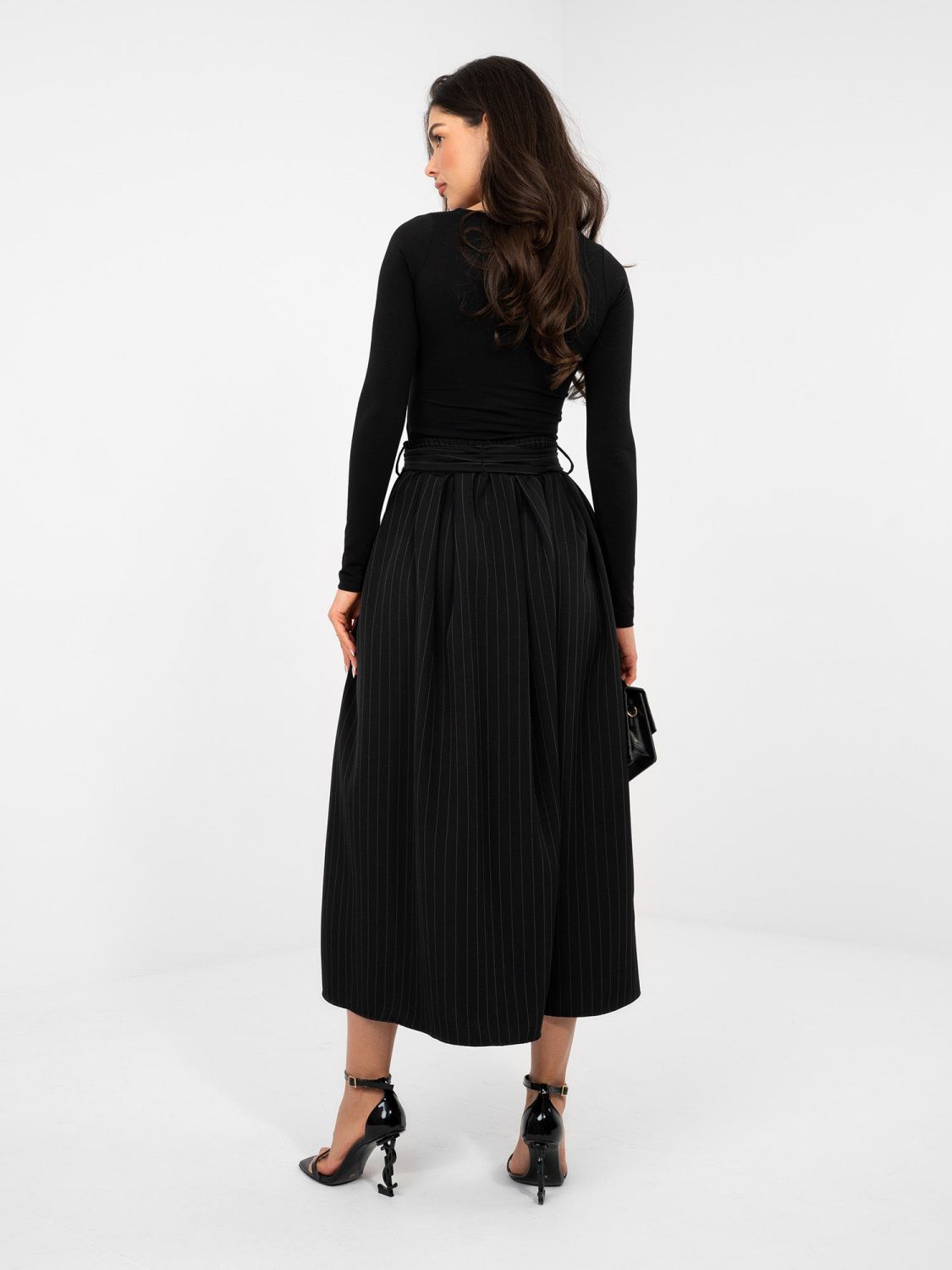 Schwarzer eleganter Midi-Rock mit Gürtel und Taschen