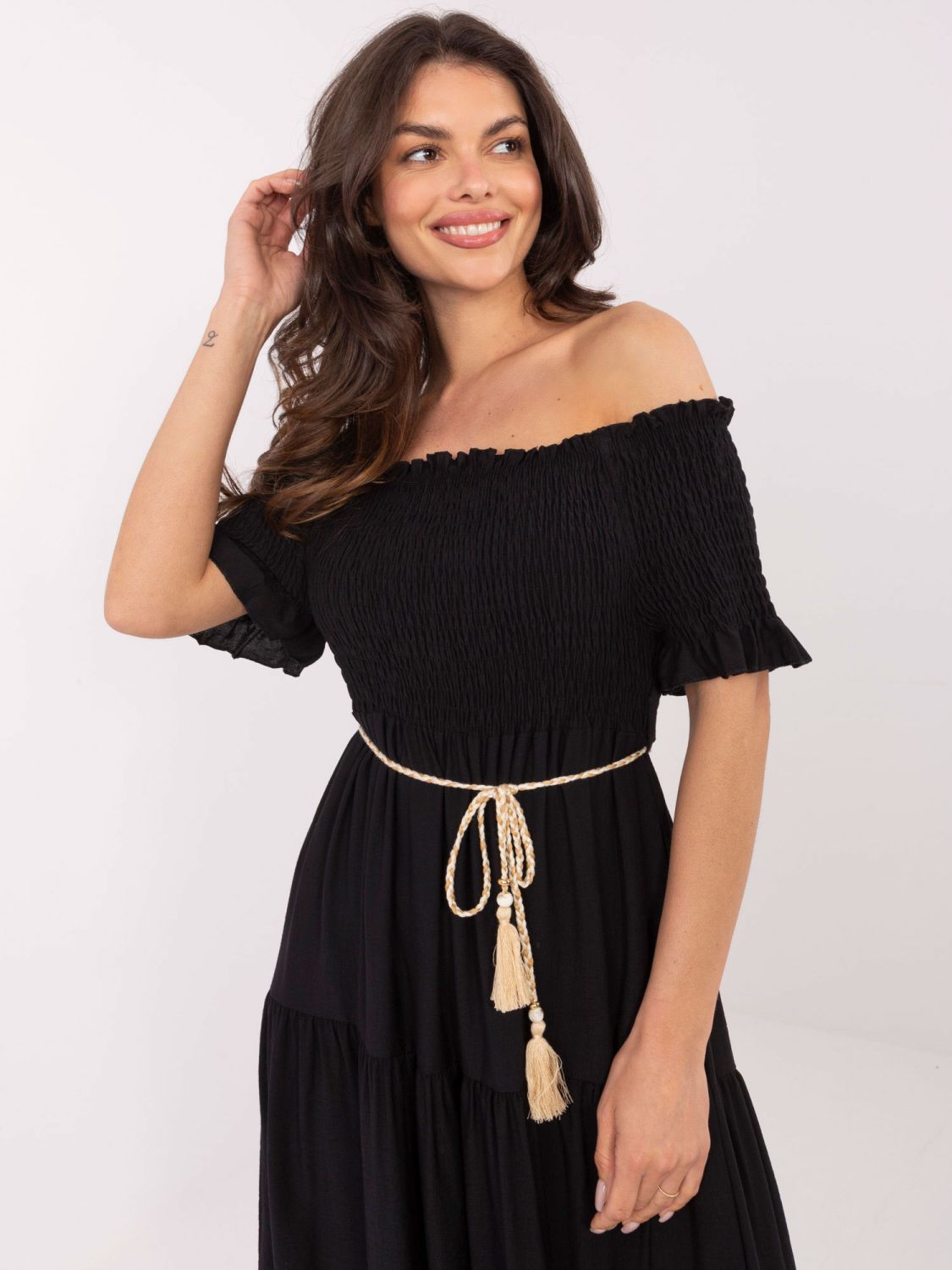 Elegantes schwarzes ausgestelltes Kleid