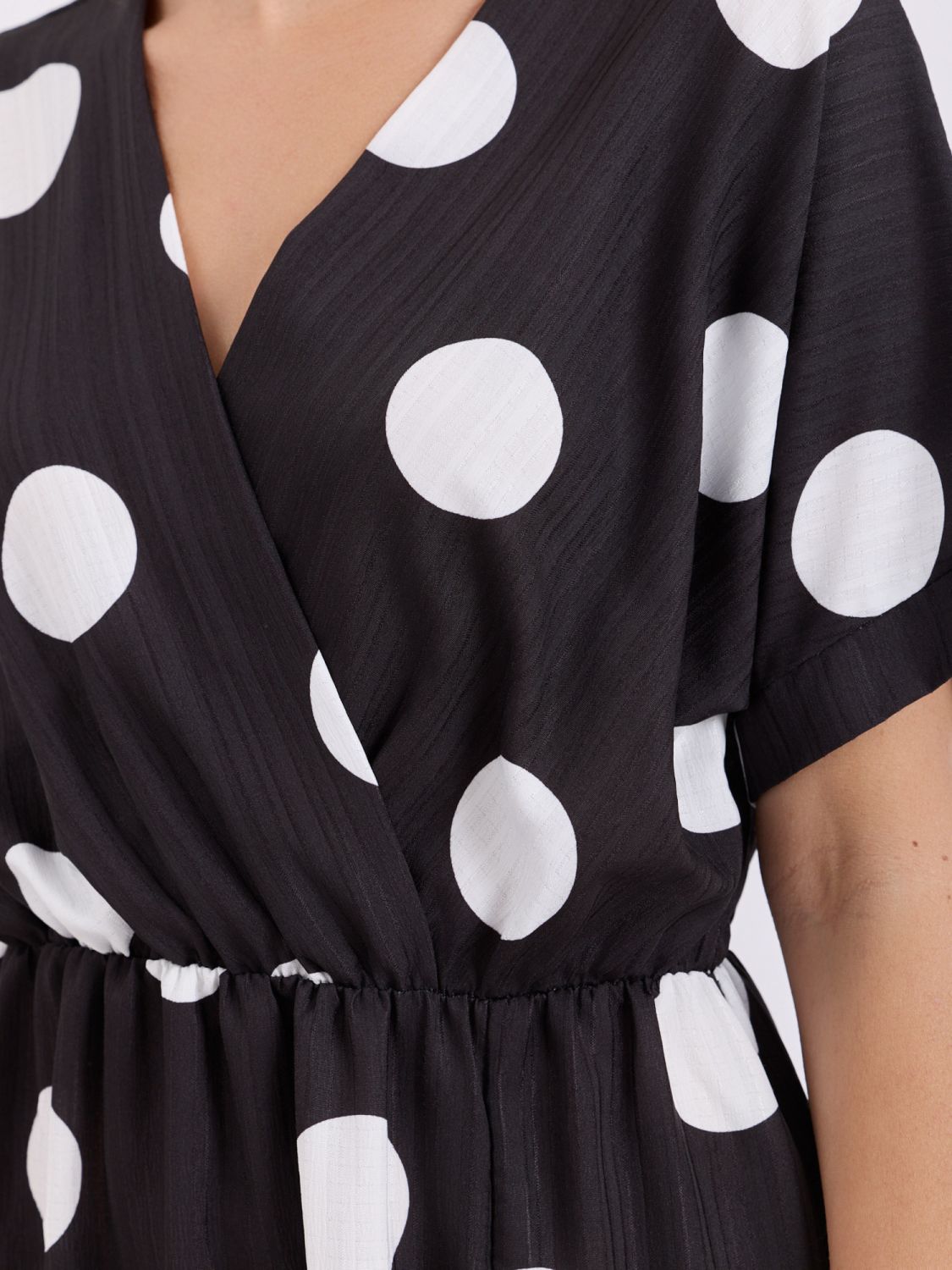 Schwarz-weißes Midi-Kleid mit Punkten und Wickelausschnitt