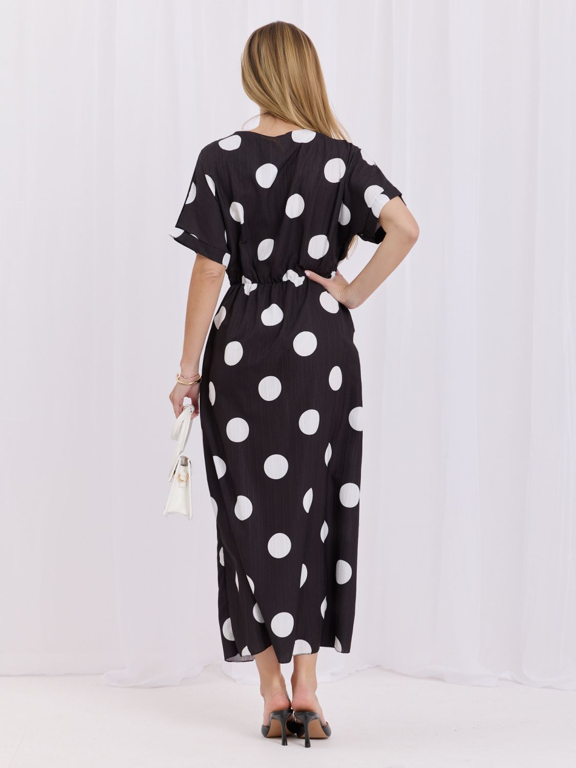 Schwarz-weißes Midi-Kleid mit Punkten und Wickelausschnitt