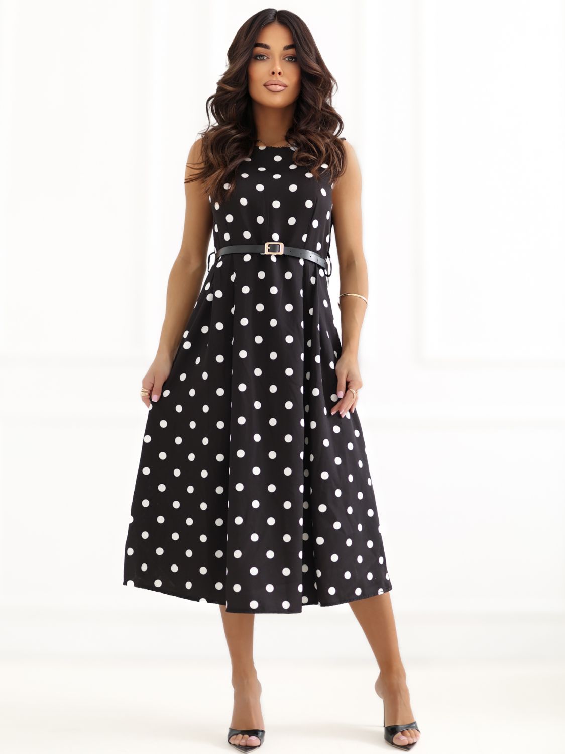 Schwarzes Midi-Kleid mit Punkten und Gürtel