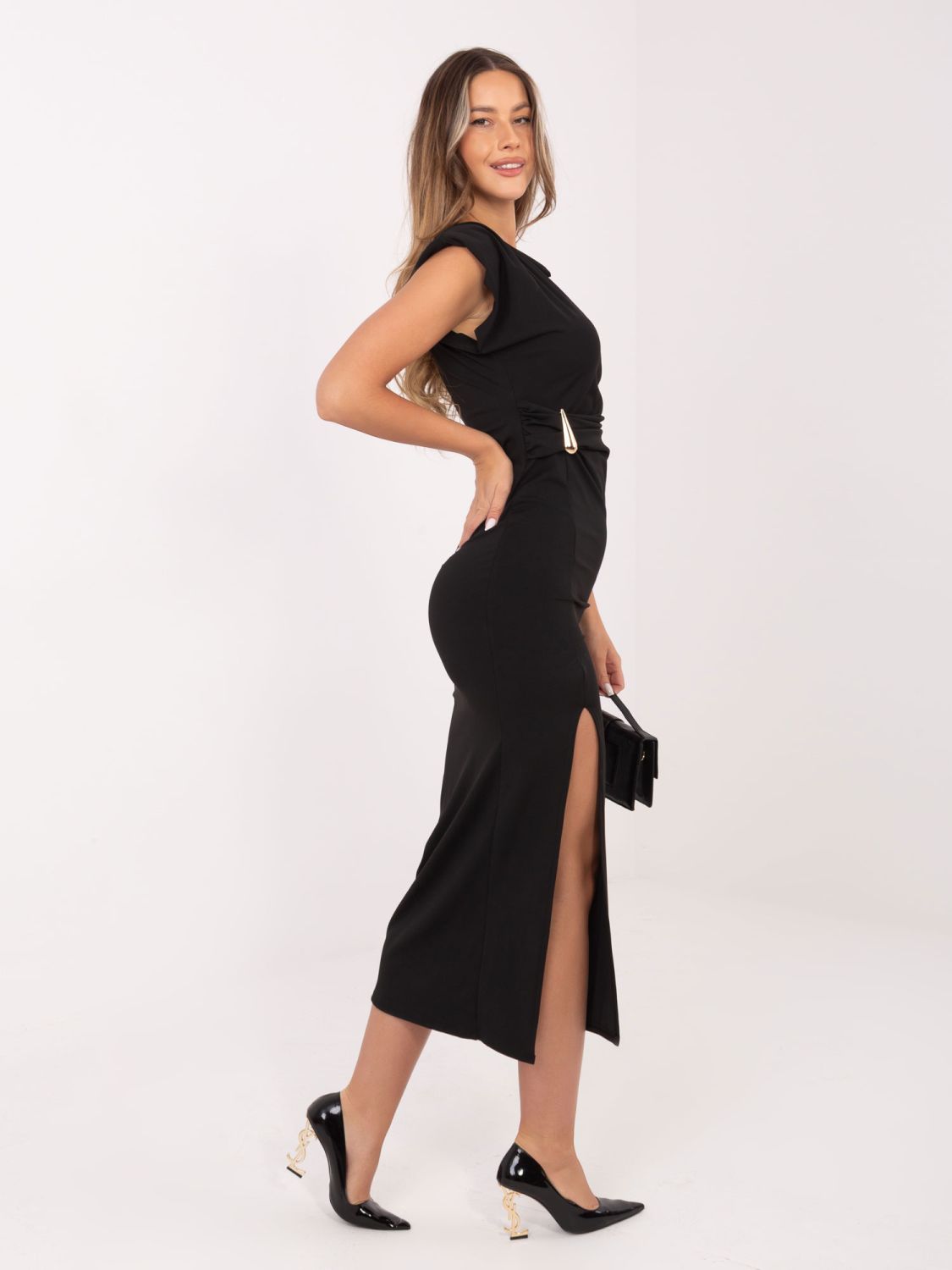 Schwarzes Midi-Kleid mit Rundhalsausschnitt und Raffungen