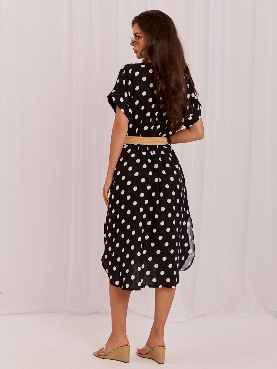Schwarzes Midi-Kleid mit Punkten und Gürtel