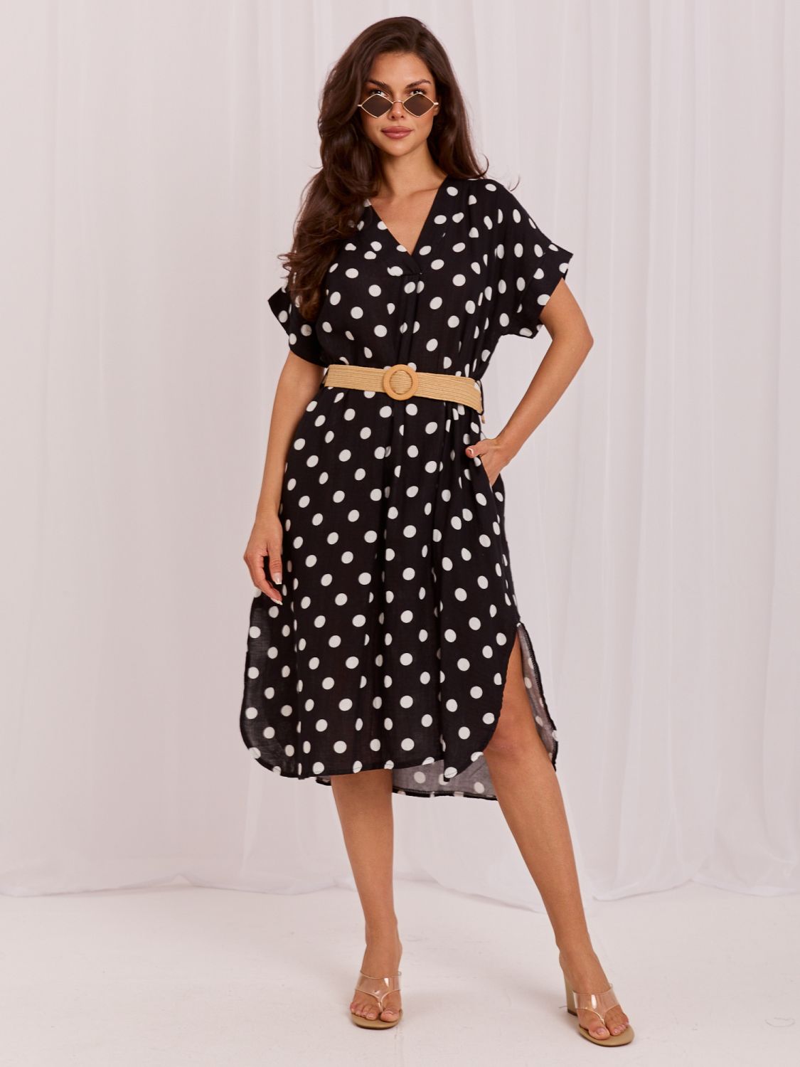 Schwarzes Midi-Kleid mit Punkten und Gürtel