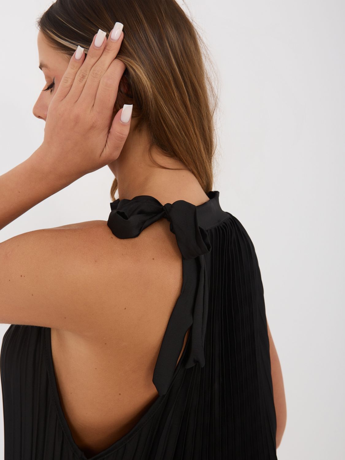 Schwarzes Cocktail-Midikleid mit Bindegürtel und Volant