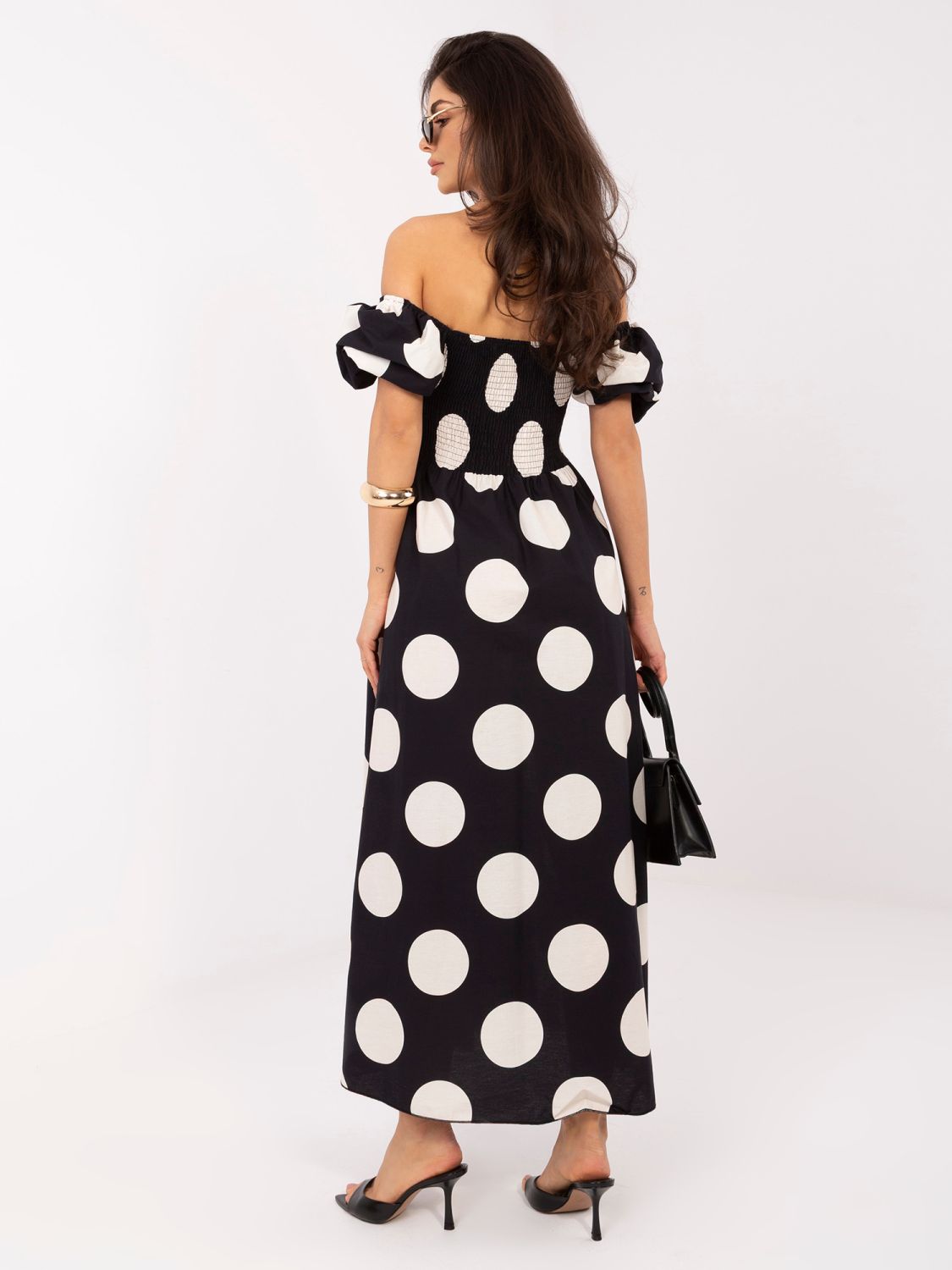 Schwarzes Maxikleid mit Punkten und Carmen-Ausschnitt