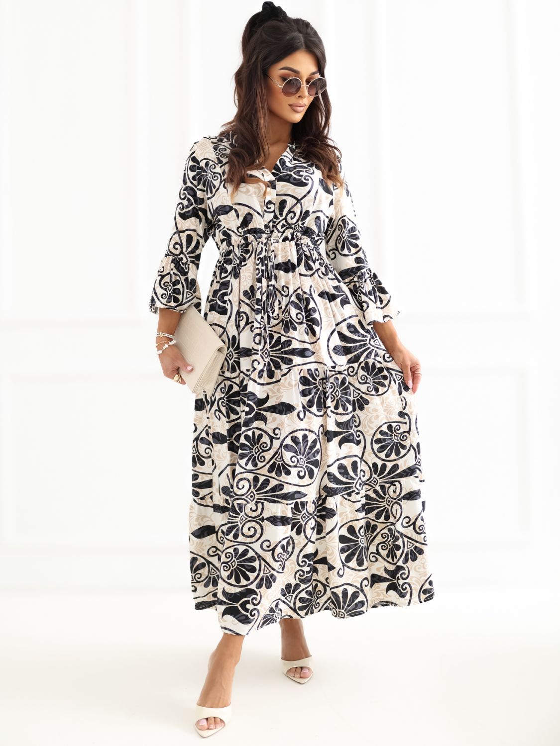 Schwarzes Midi-Kleid mit Print und Bindegürtel