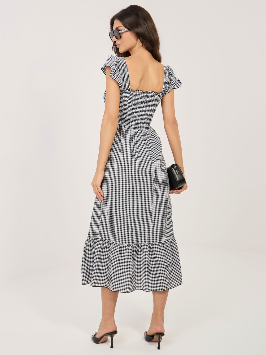 Schwarzes Midi-Kleid mit Volant und Karomuster