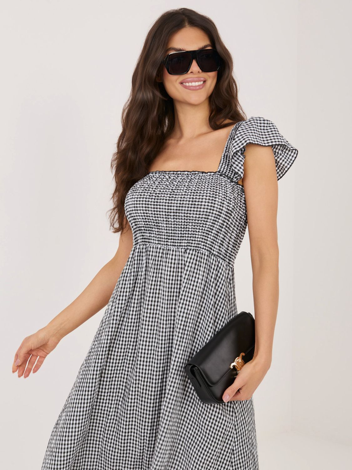 Schwarzes Midi-Kleid mit Volant und Karomuster