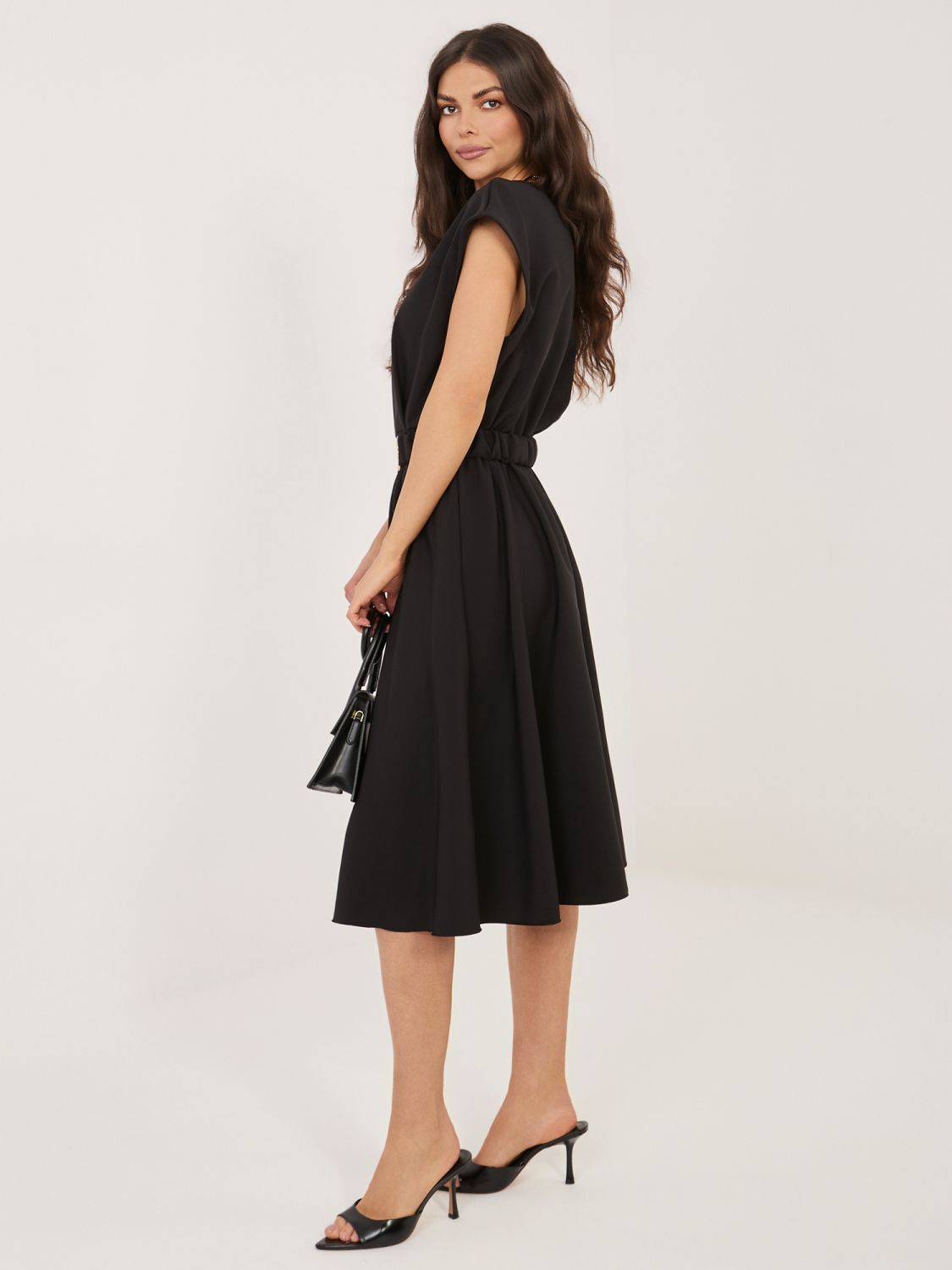 Schwarzes ausgestelltes Midi-Kleid mit Gürtel