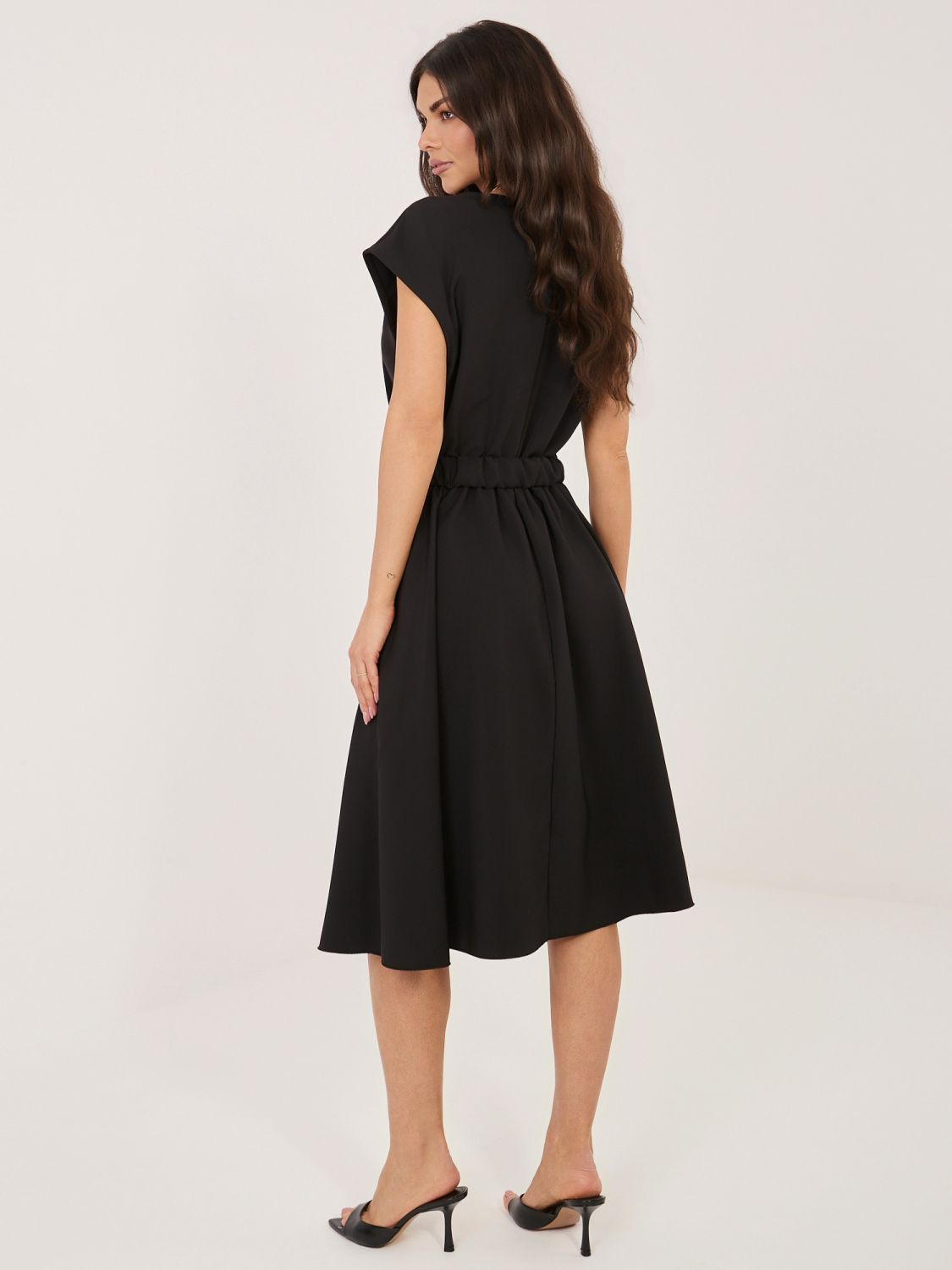 Schwarzes ausgestelltes Midi-Kleid mit Gürtel