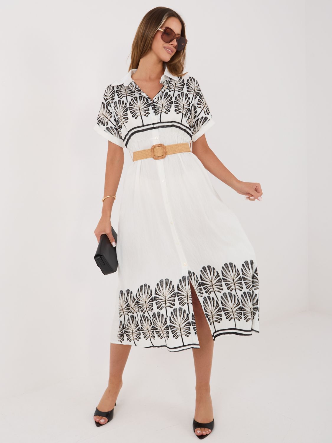 Weiß-schwarzes Hemdblusenkleid mit Stickerei und Gürtel, midi