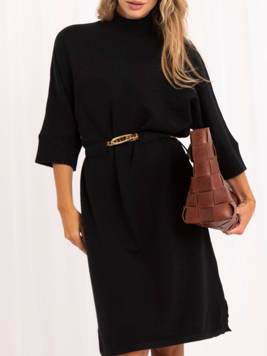 Schwarzes Oversize-Strickkleid mit Gürtel und Rollkragen