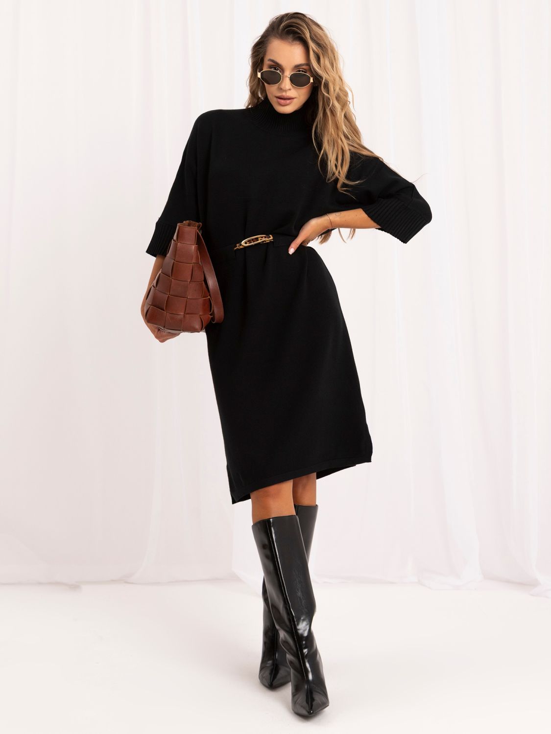 Schwarzes Oversize-Strickkleid mit Gürtel und Rollkragen