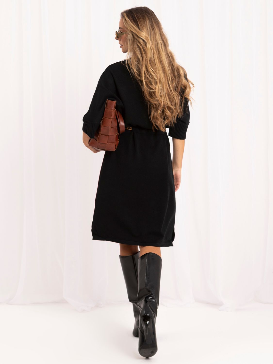 Schwarzes Oversize-Strickkleid mit Gürtel und Rollkragen
