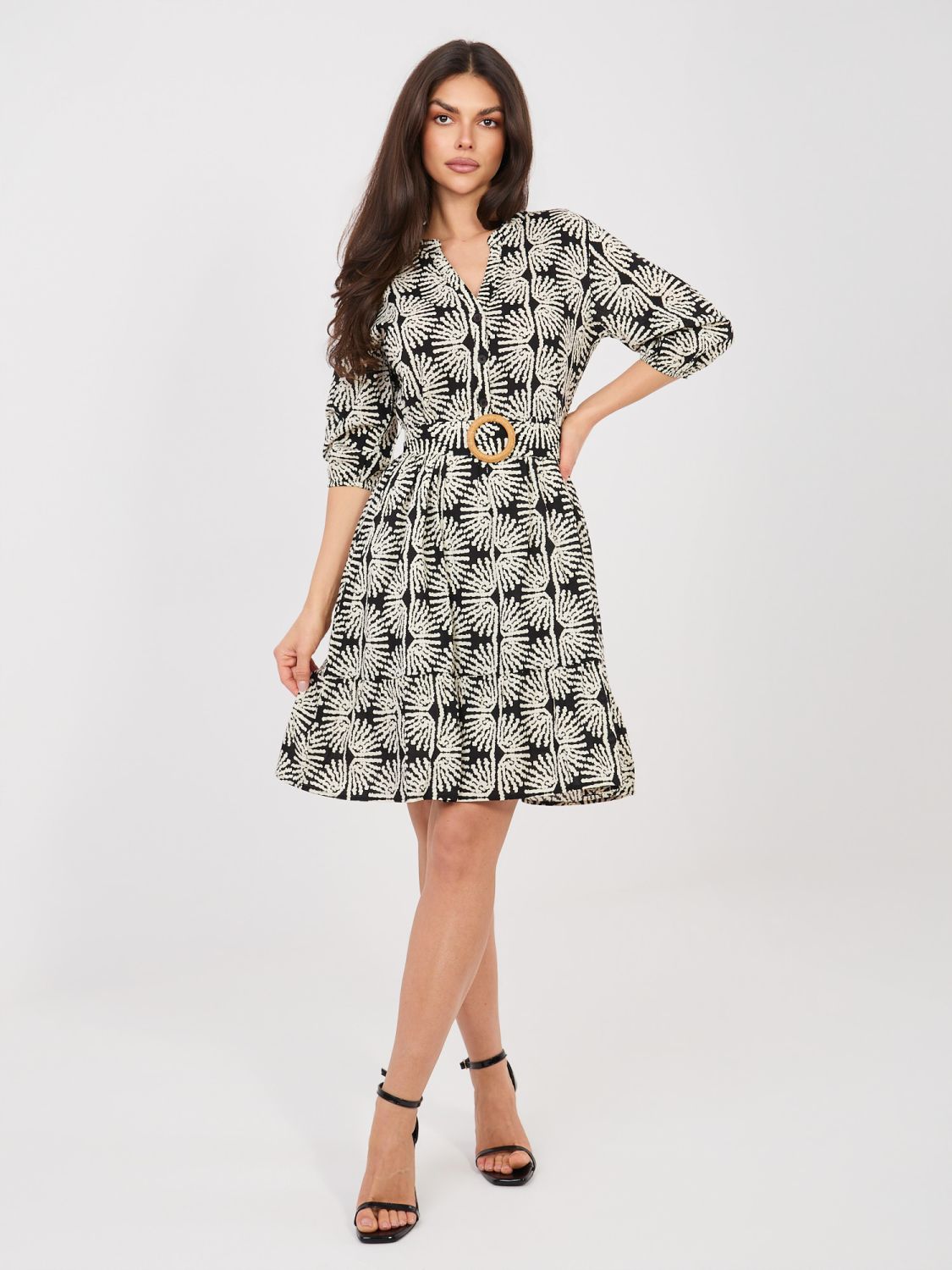 Schwarzes Kleid mit Gürtel und Volant