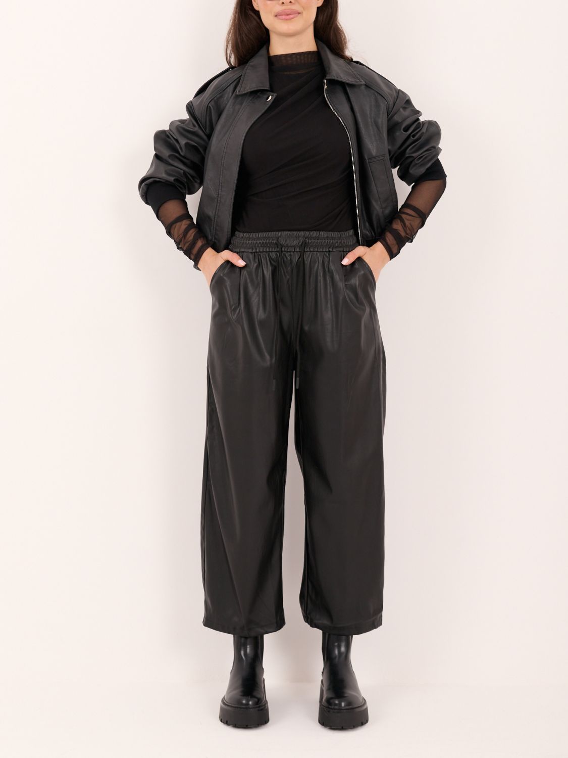 Schwarze Kunstlederhose mit weitem Bein