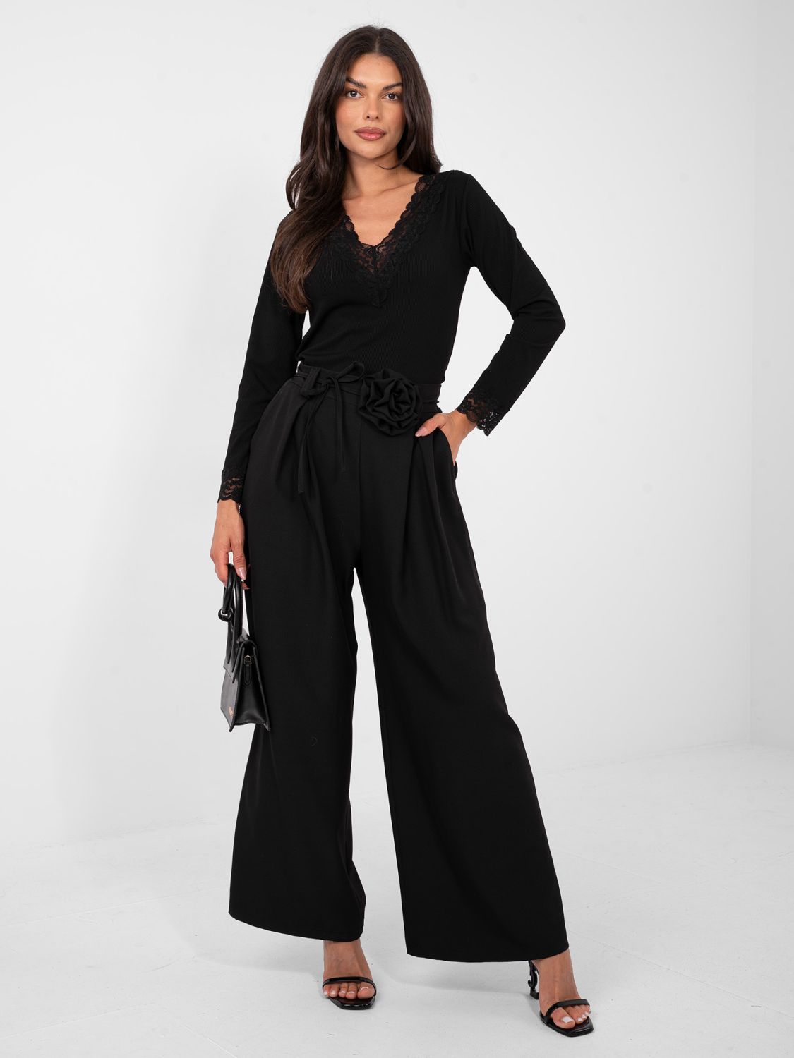 Elegante schwarze Wide-Leg-Hose mit hohem Bund und Gürtel