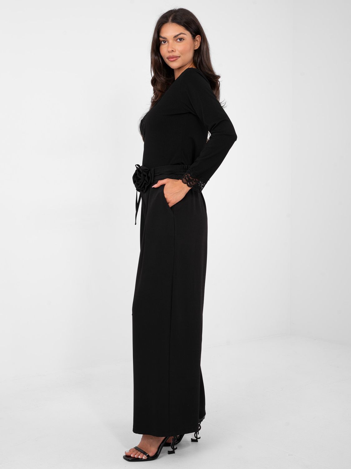 Elegante schwarze Wide-Leg-Hose mit hohem Bund und Gürtel