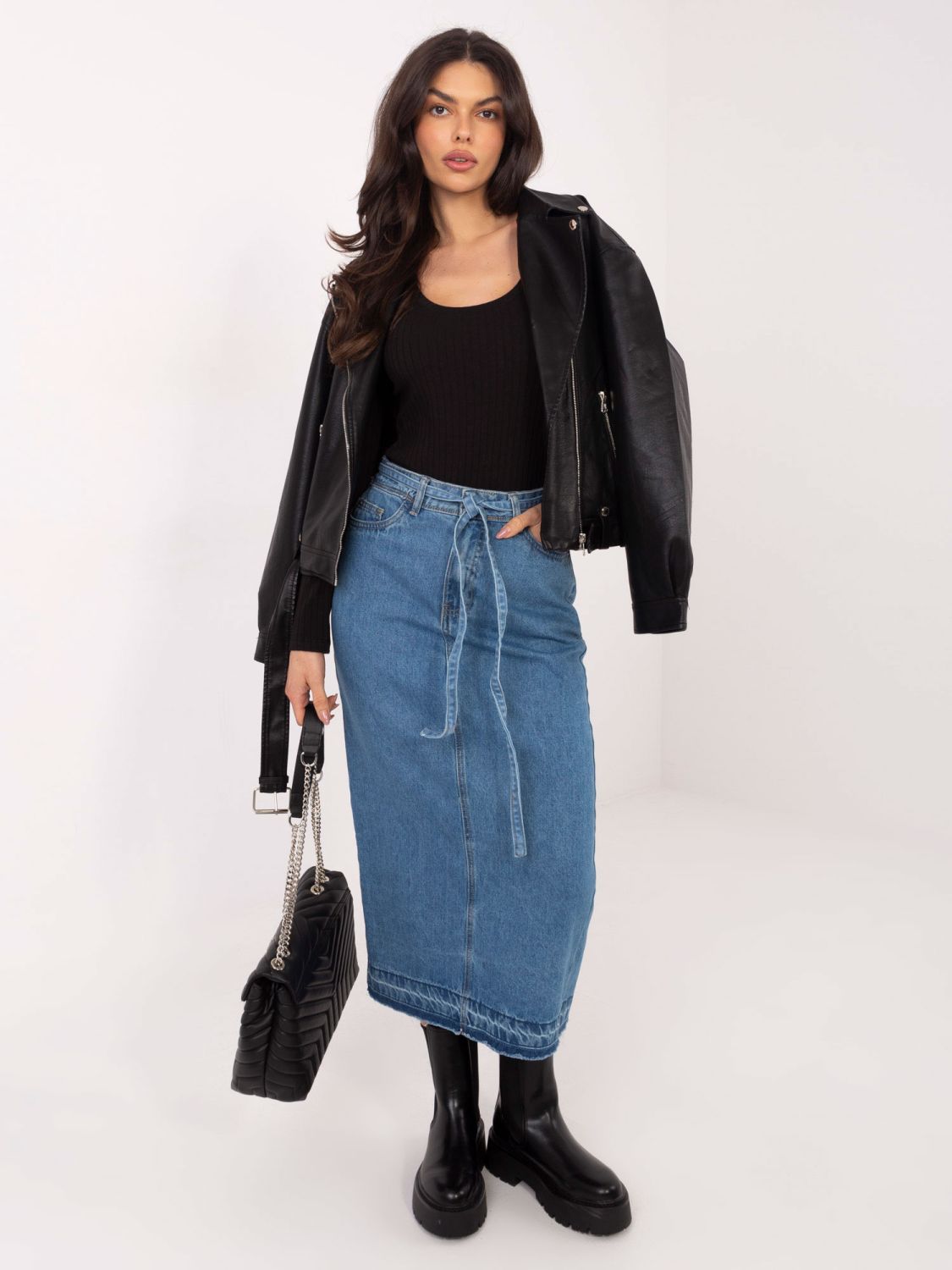 Schwarzer, gerippter Body mit langen Ärmeln