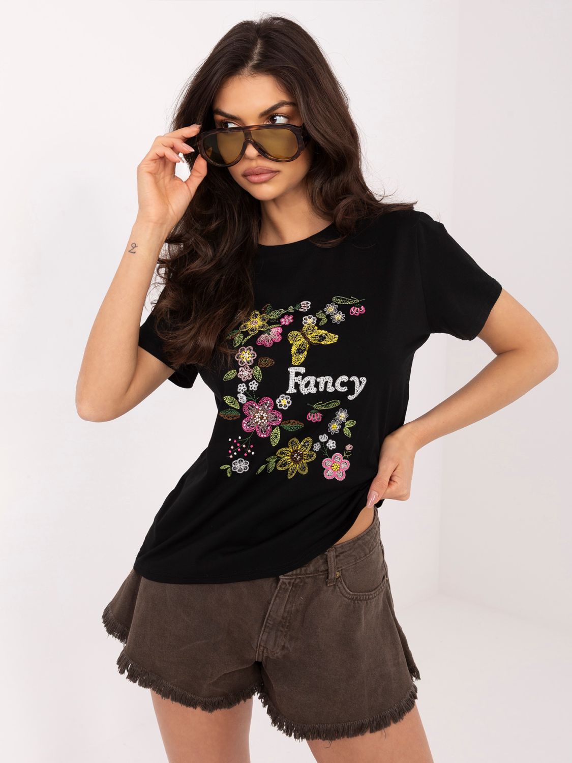 Schwarzes T-Shirt mit Applikation und Stickerei