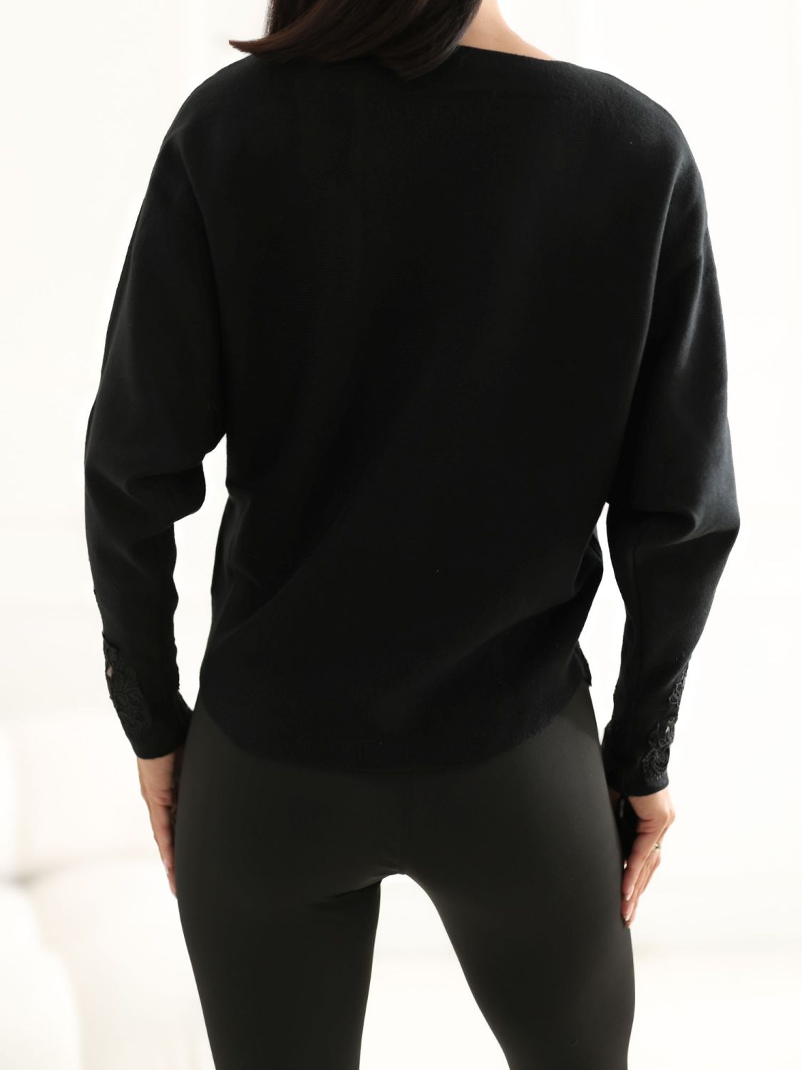 Eleganter schwarzer Pullover mit Spitze