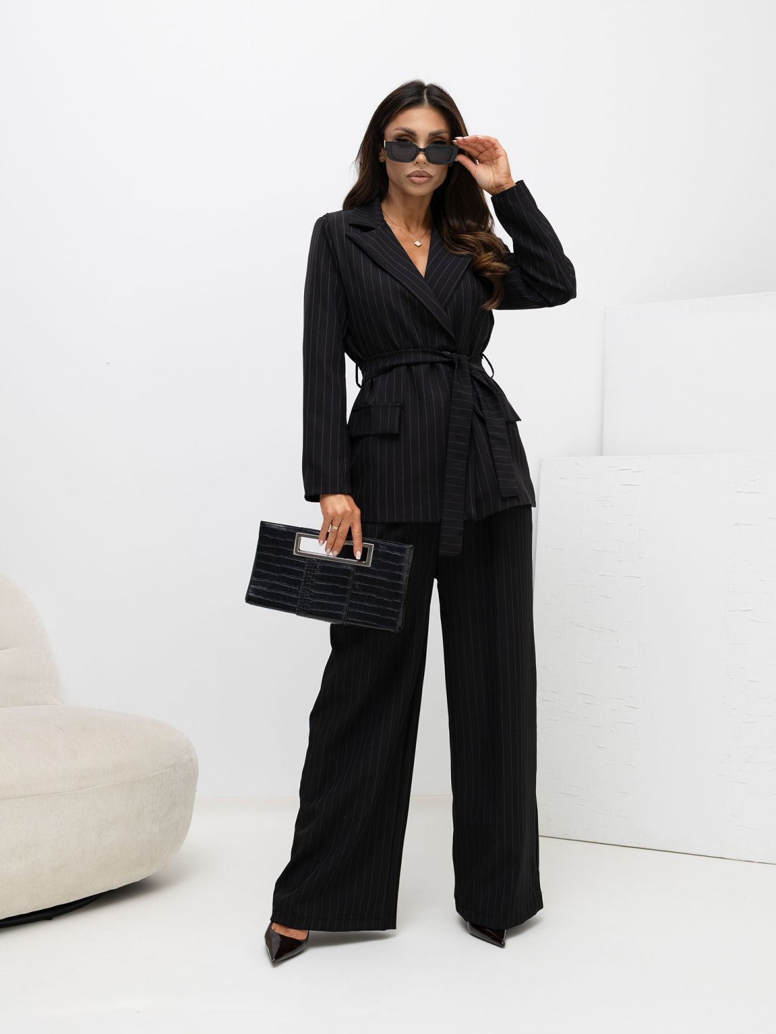Elegantes schwarzes Set mit Gürtel und Streifen