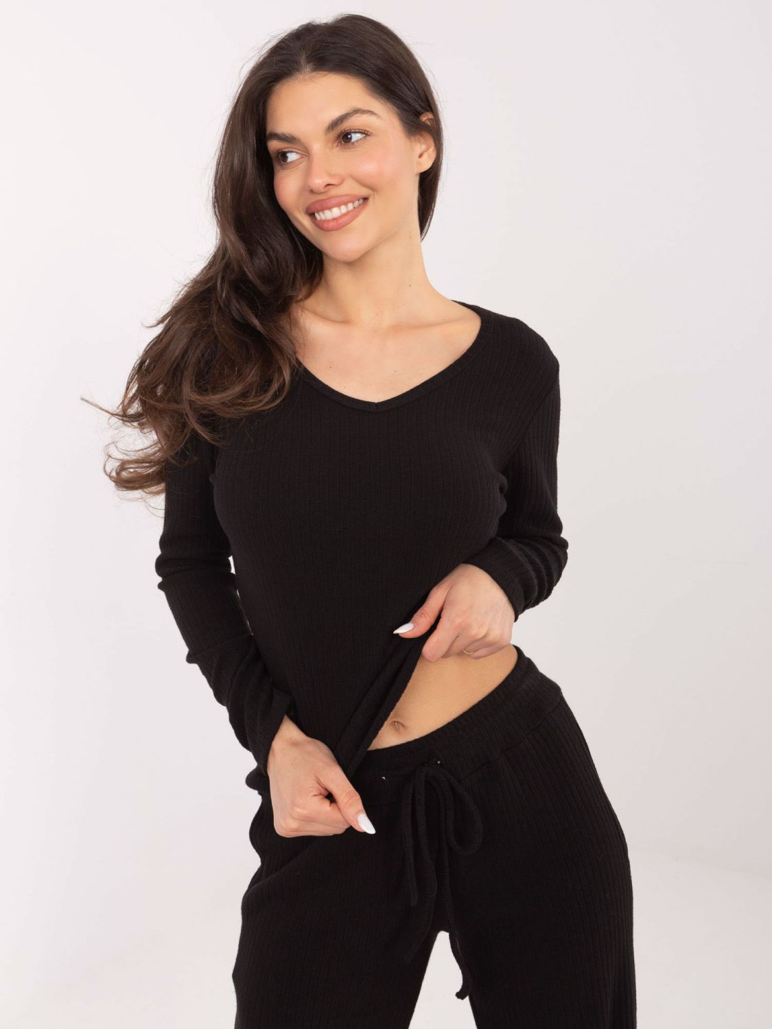 Schwarzer Rippstrickpullover mit V-Ausschnitt