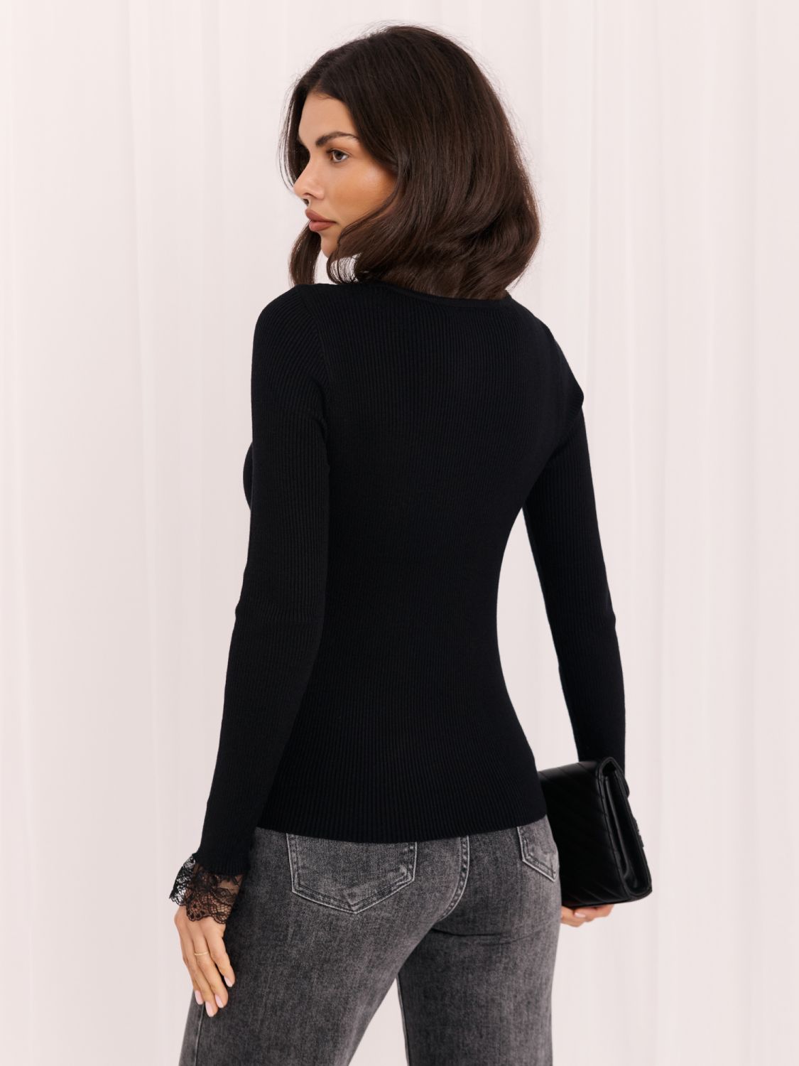 Eleganter schwarzer Pullover mit Spitze