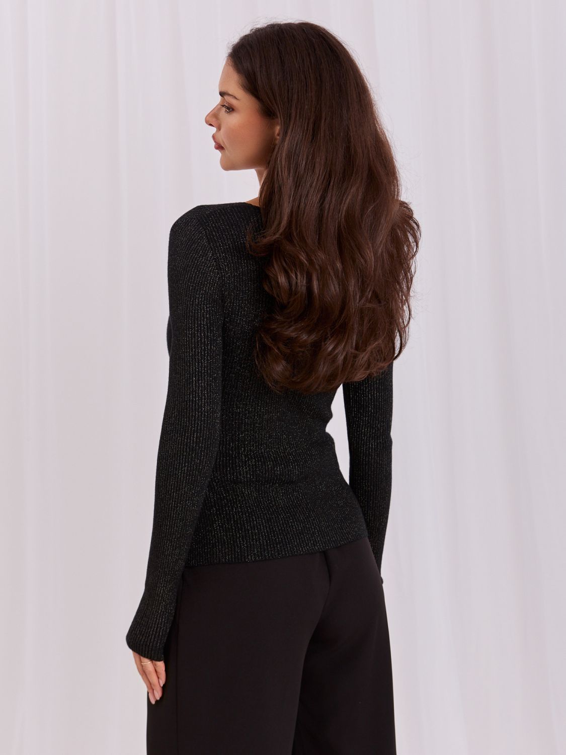 Eleganter schwarzer Pullover mit Wickelausschnitt