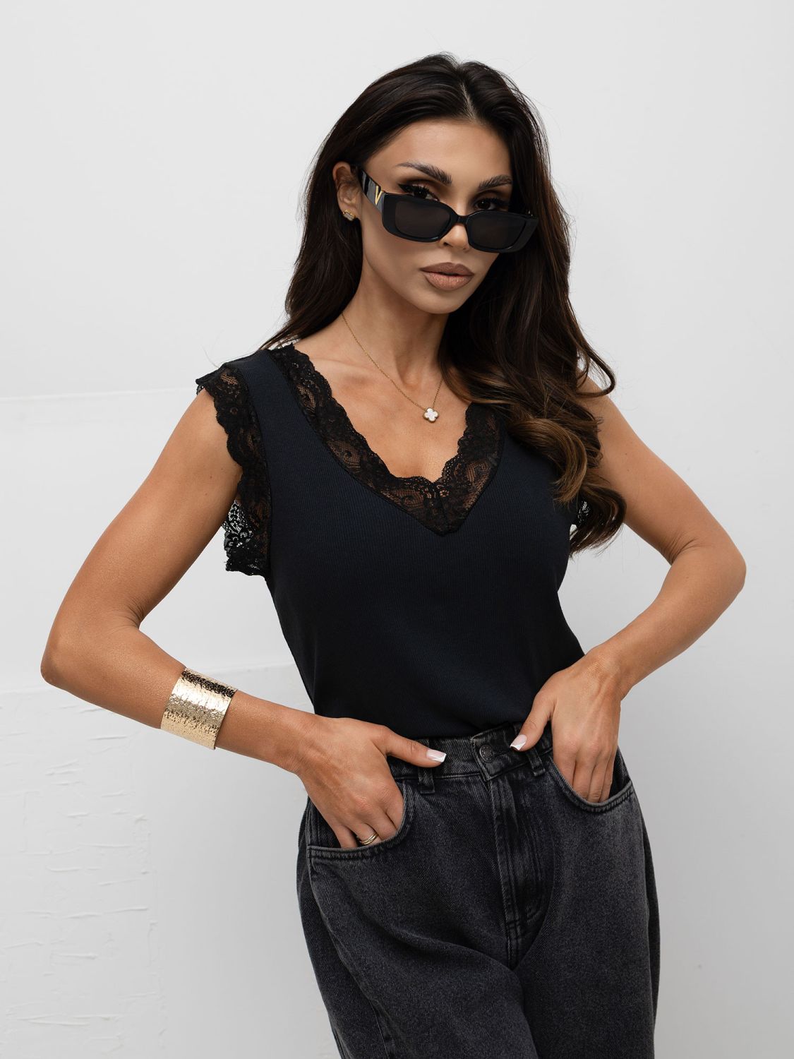 Schwarzes Ripp-Top mit Spitze und V-Ausschnitt