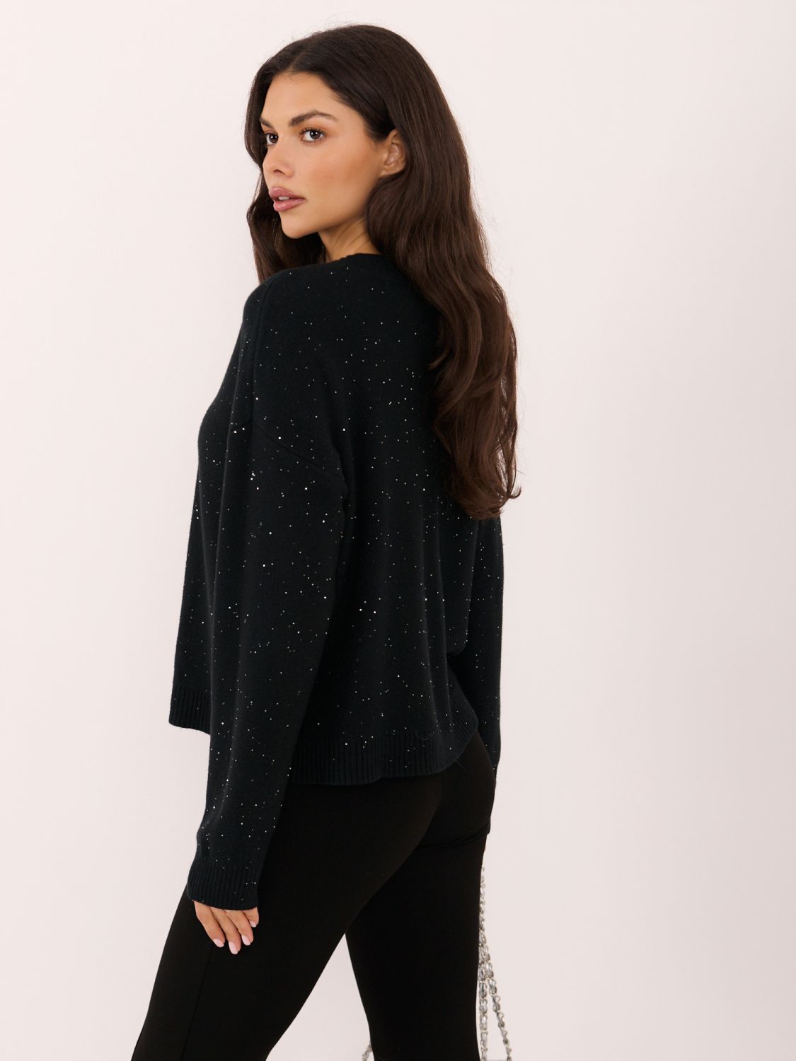 Eleganter schwarzer Pullover mit Pailletten und Knöpfen