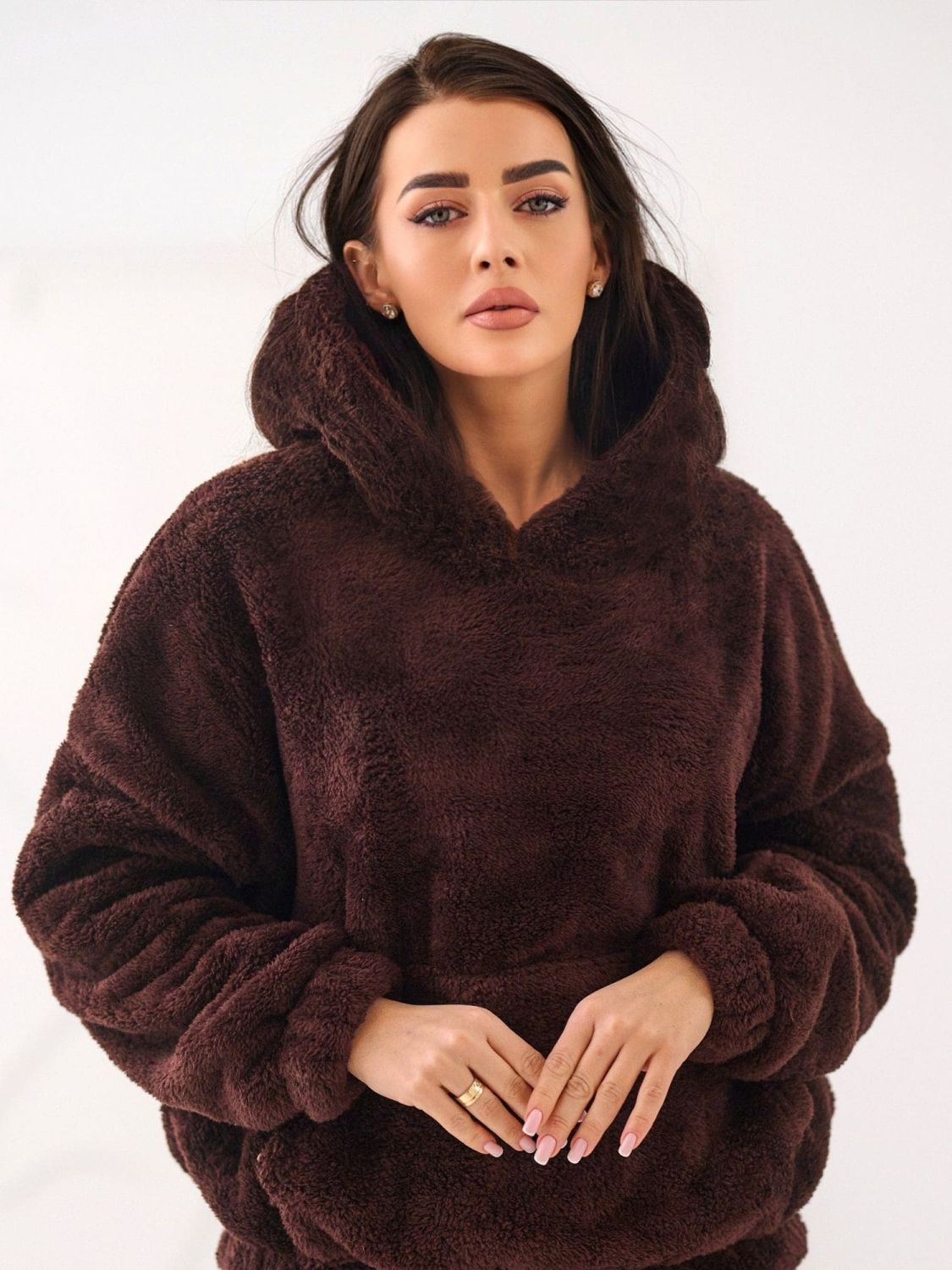 Damen Hoodie in Dunkelbraun mit Kapuze und Tasche