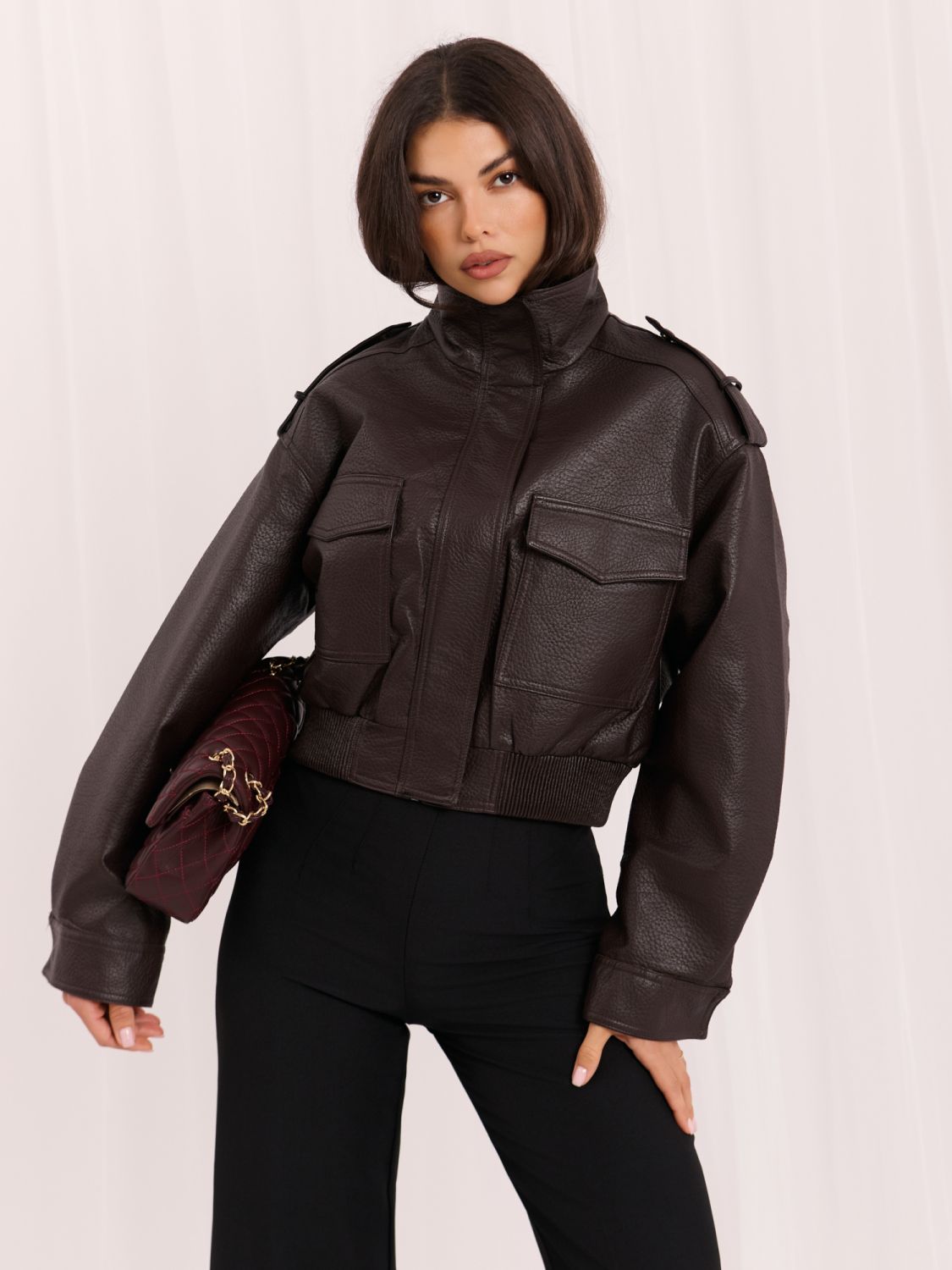 Kurze braune Kunstlederjacke mit Stehkragen