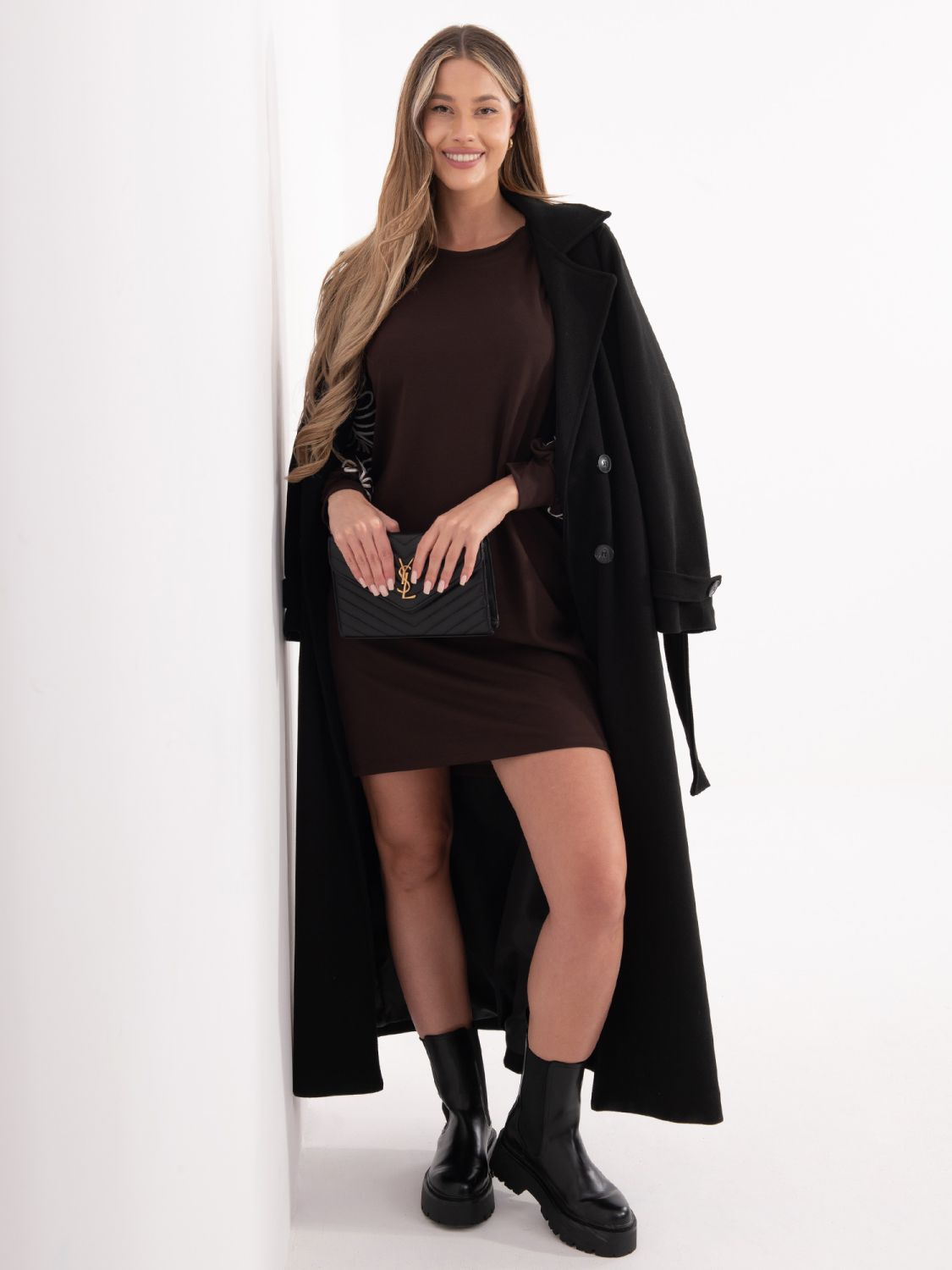 Kurzes braunes Kleid mit Stickerei und Puffärmeln