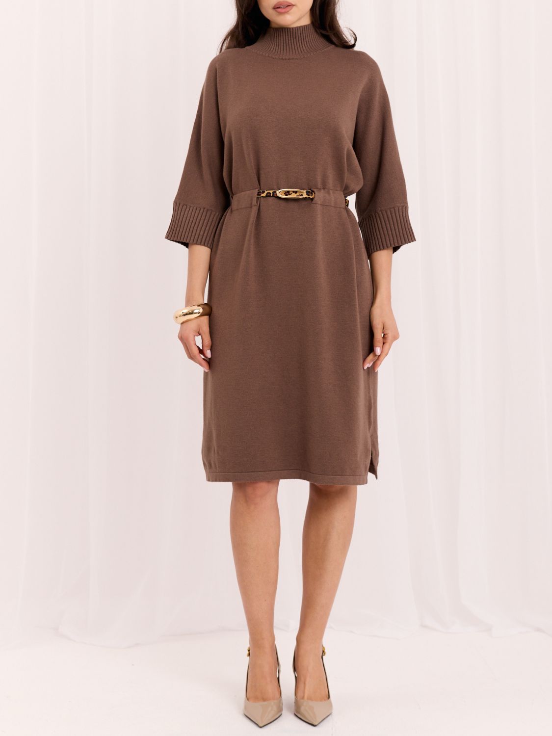 Braunes Strickkleid mit Gürtel und Rollkragen