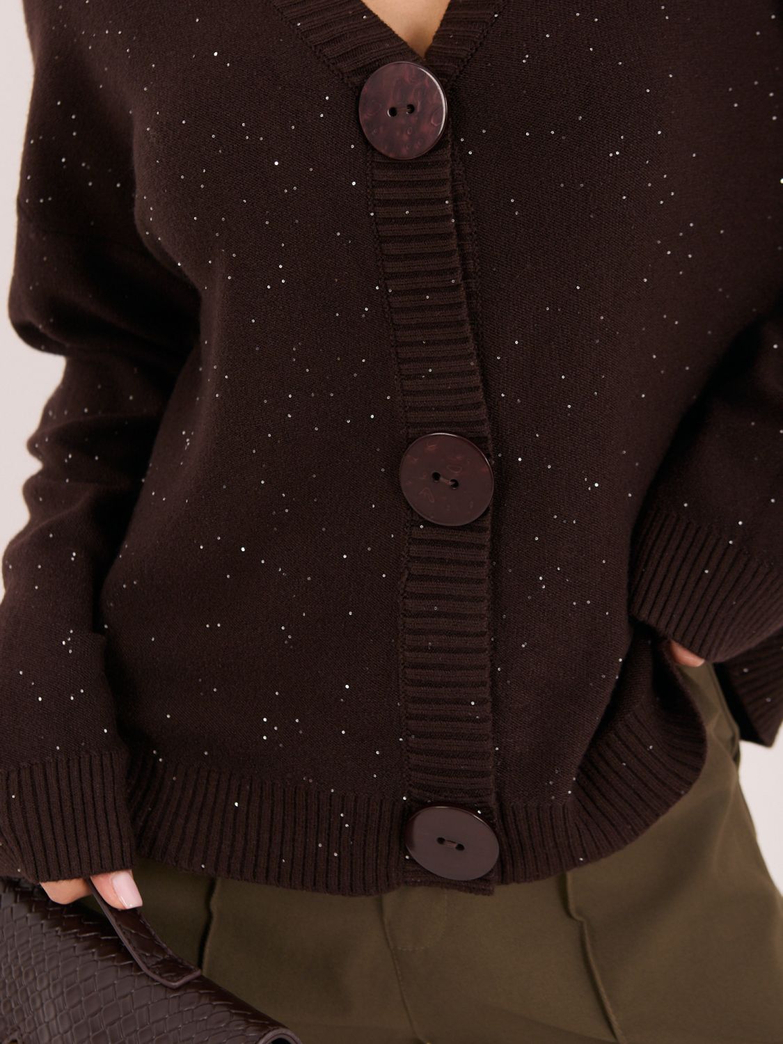 Eleganter brauner Pullover mit Pailletten und Knöpfen