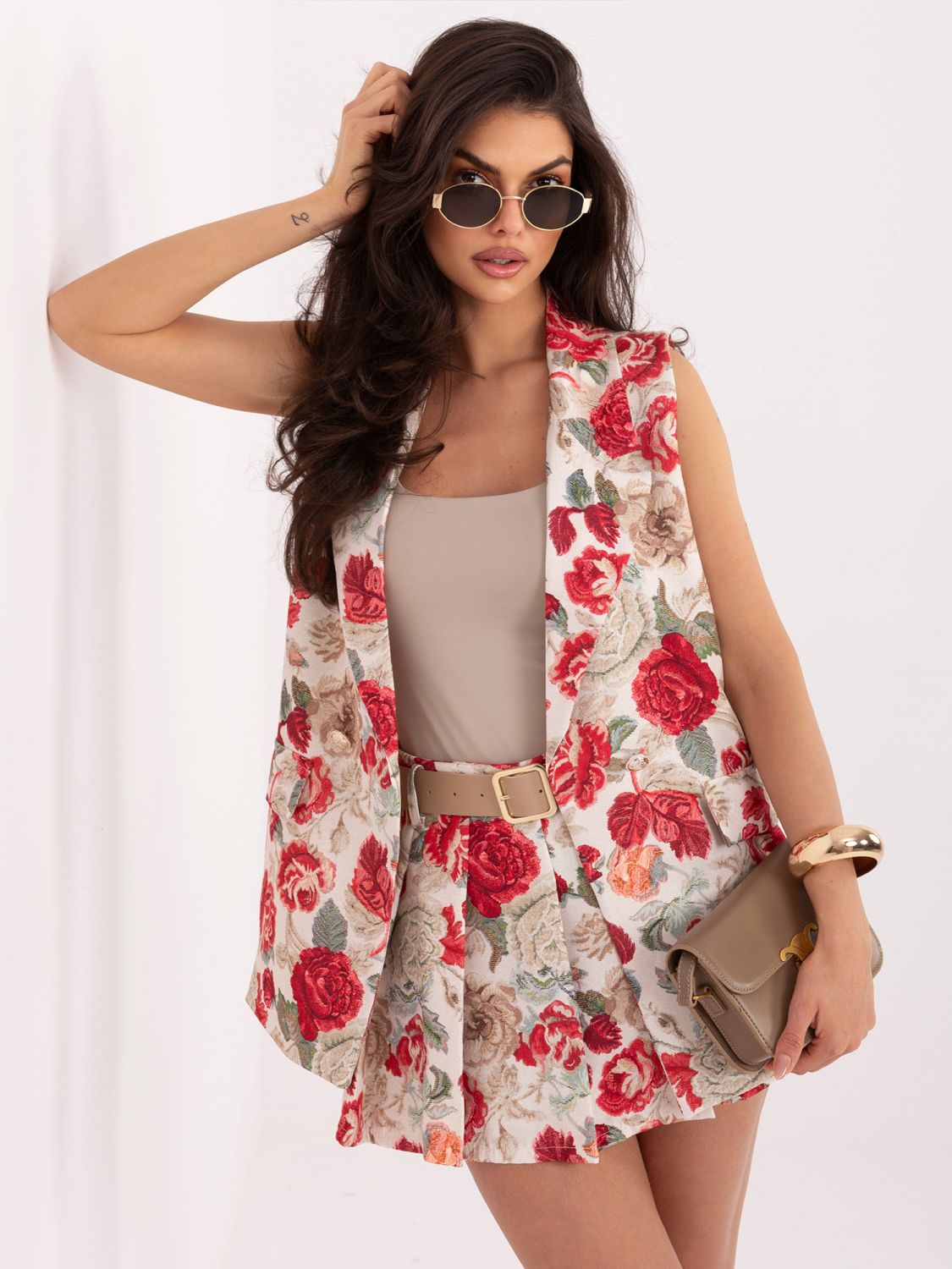 Elegante rote Weste mit Blumenmuster