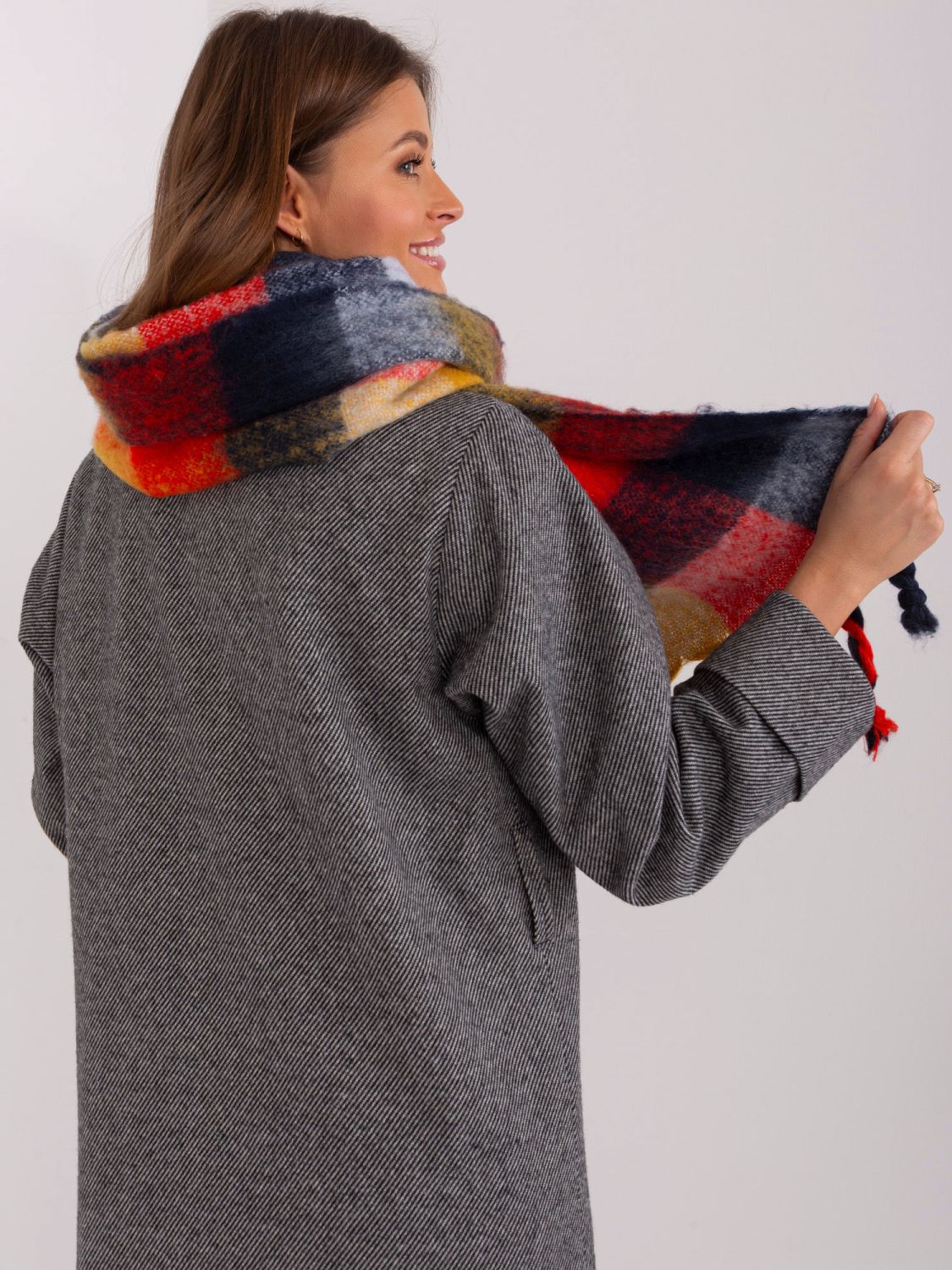 Eleganter roter Schal mit Fransen