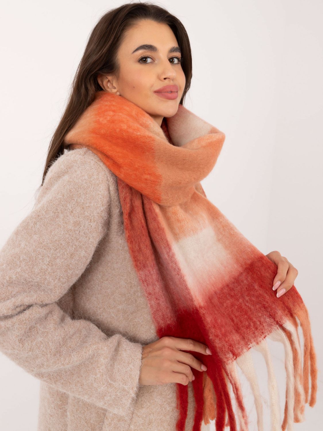 Roter Schal mit Karomuster