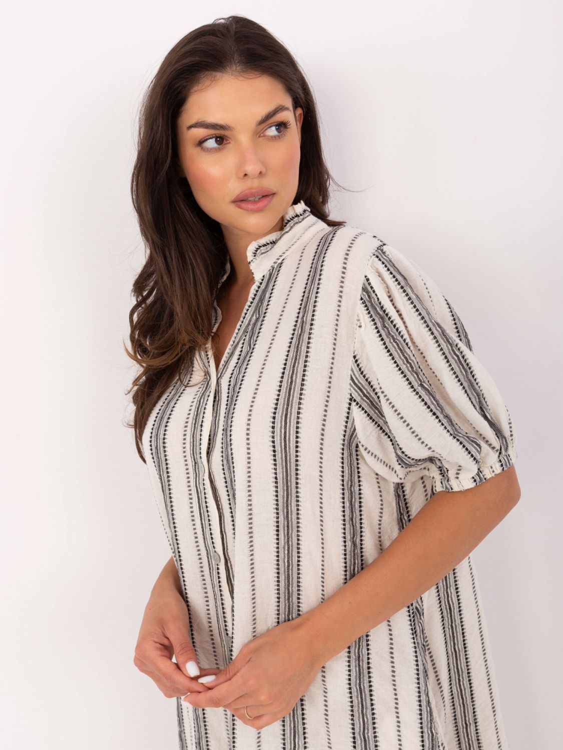 Oversize Kleid mit V-Ausschnitt in Schwarz-Weiß