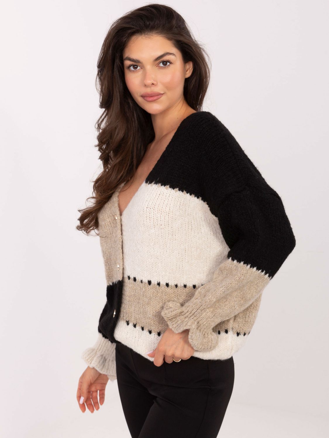 Schwarz-beiger gestreifter Cardigan mit Volant und V-Ausschnitt