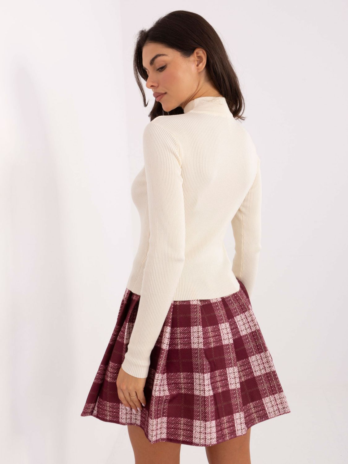 Ecru gerippter Rollkragenpullover