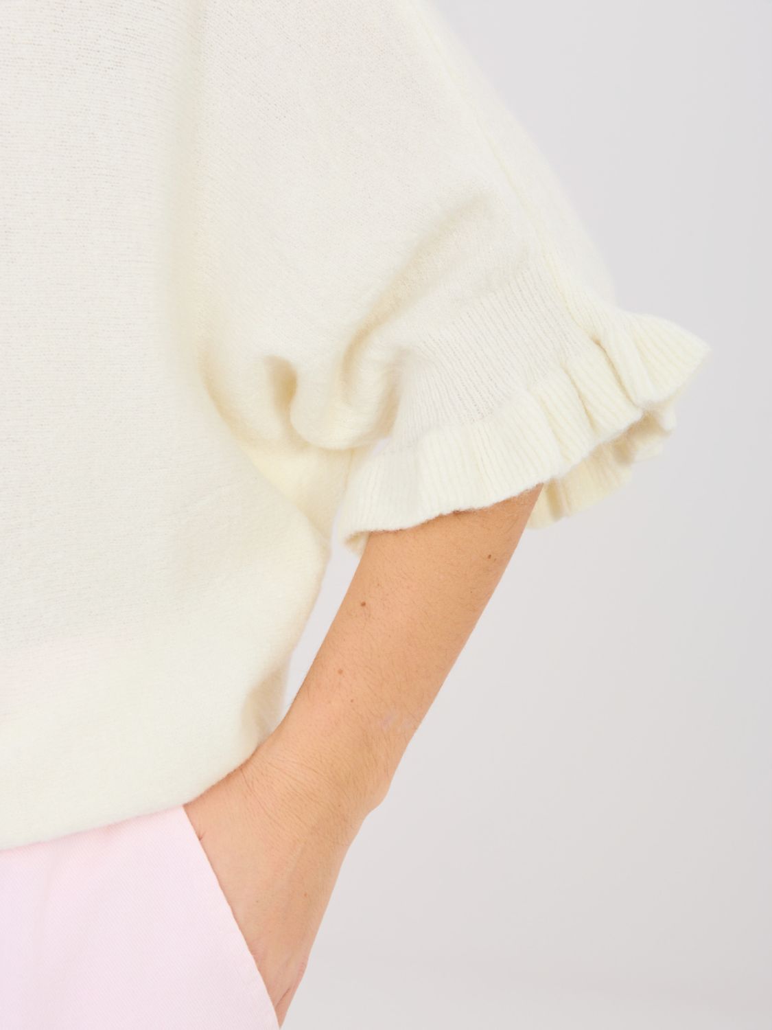 Ecru Pullover mit 3/4-Ärmeln und Volant