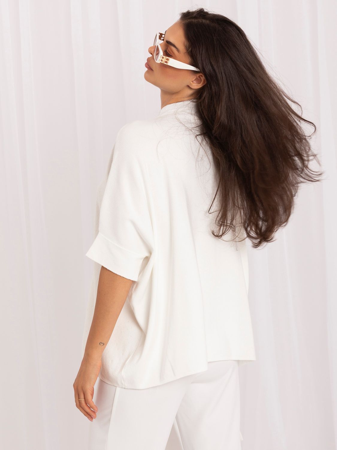 Eleganter Pullover mit Applikation und Stehkragen