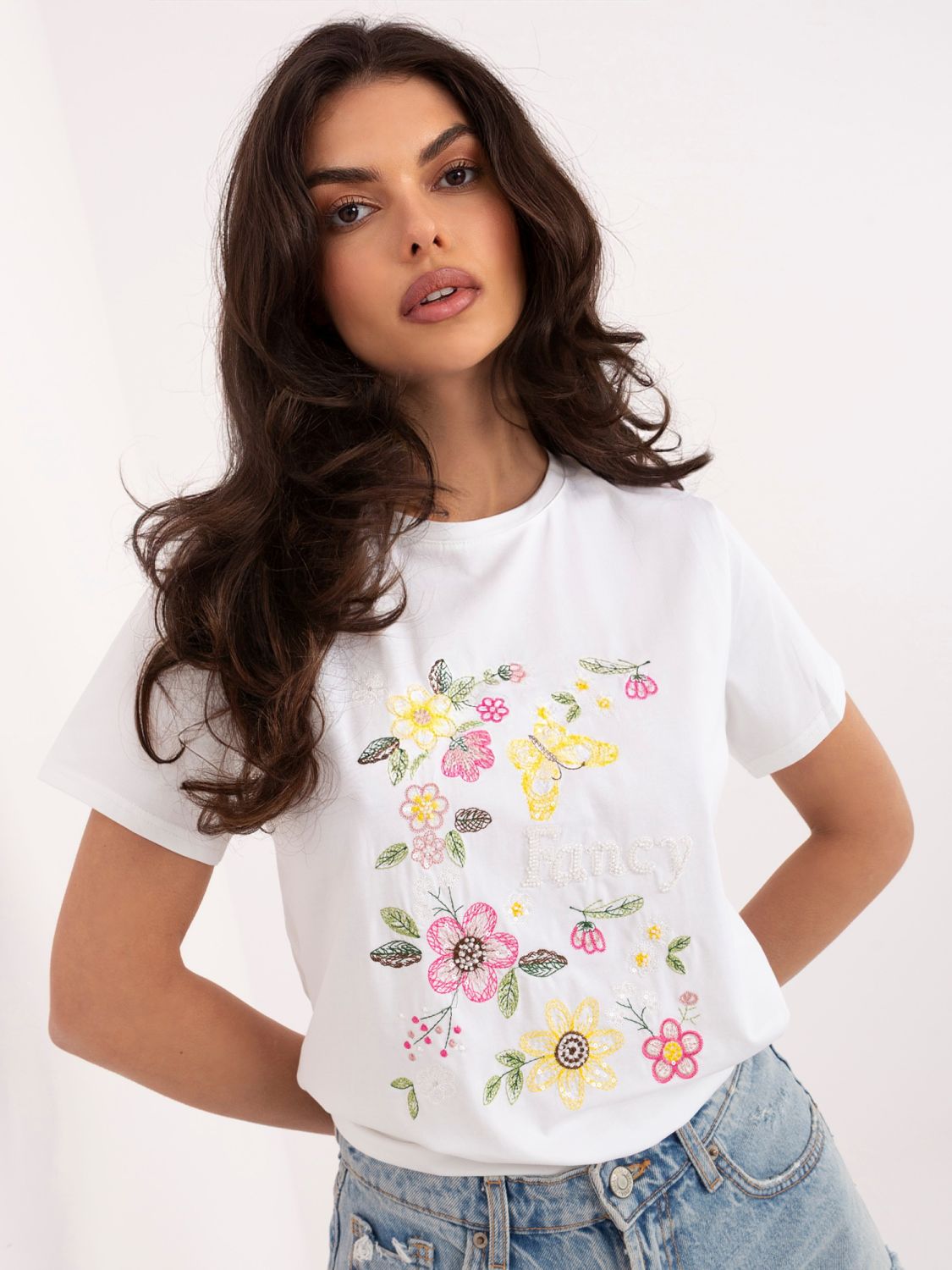 Weißes T-Shirt mit Applikation und Stickerei